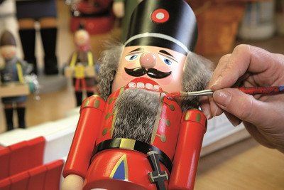 Nussknacker aus Holz wird per Hand bemalt