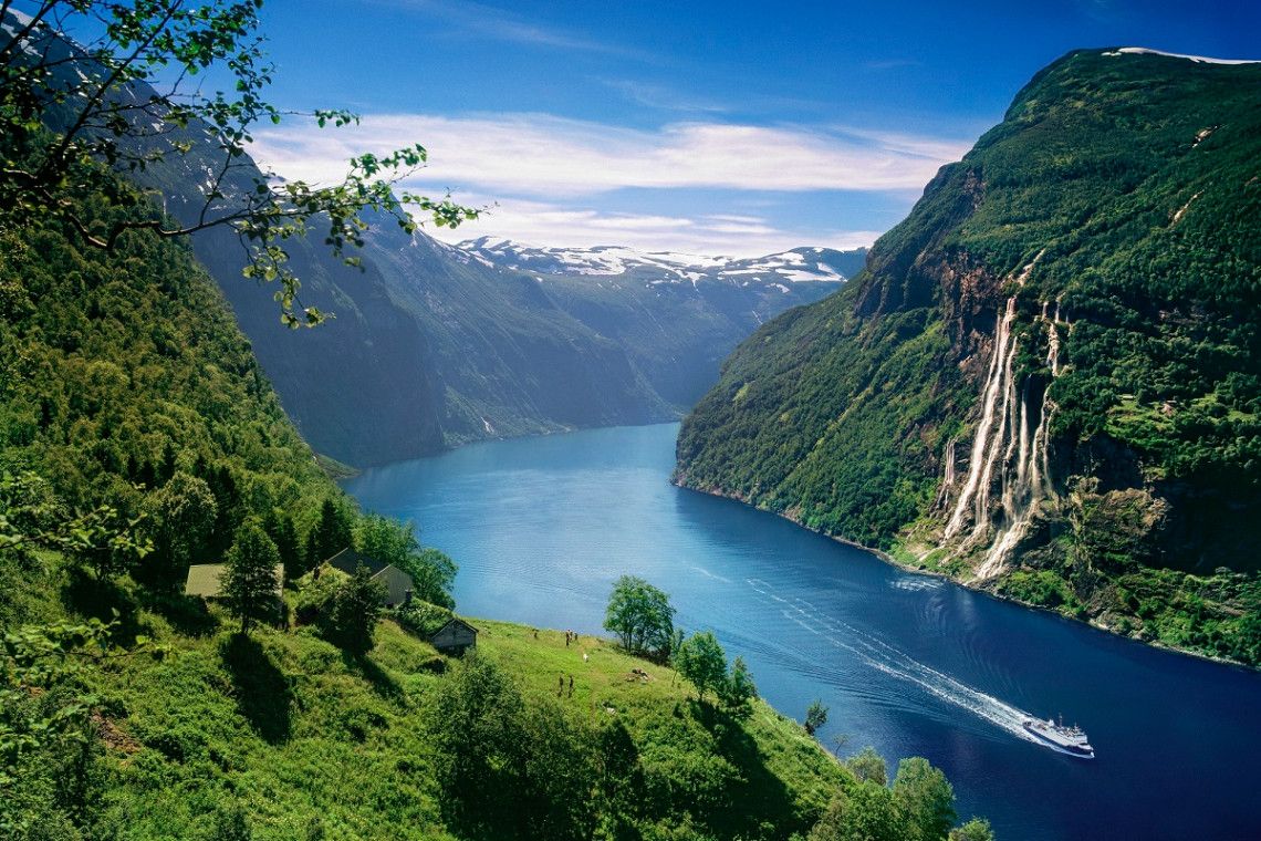 Geirangerfjord en Skageflå-waterval van bovenaf, Noorwegen