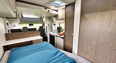 Französisches Seitenbett im Inneren des Carado Wohnmobils T135