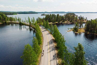 zwei Radfahrer auf dem Inselweg von Puumala