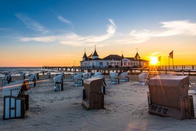 Strandkoerbe und Seebruecke am Strand von Ahlbeck bei Sonnenuntergang