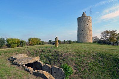 Steinkammergrab, Dolmengöttin und Wartturm in Langeneichstädt
