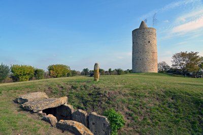 Steinkammergrab, Dolmengöttin und Wartturm in Langeneichstädt 