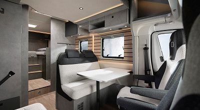 Wohnbereich im Crosscamp Wohnmobil mit Halbdinette und Pilotensitzen