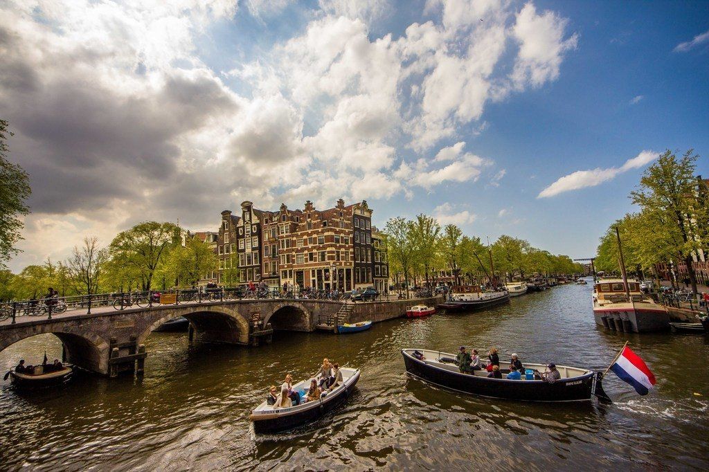 Boote auf den Kanälen in Amsterdam
