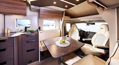 Wohnraum mit Lederpolstern im Bürstner Wohnmobil B66 Sonderedition