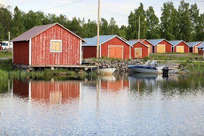 Bootshäuser im Hafen von Svedjehamn