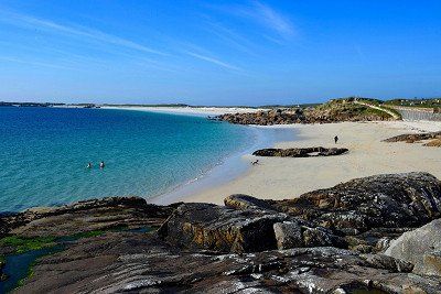Rundgeschliffene Felsen am Gurteen Beach im County Galway