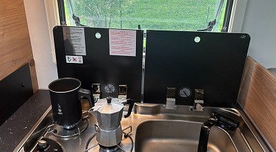 2-Flammkocher mit Mokkakanne und Milchtopf im Corigon Wohnmobil T 70 S