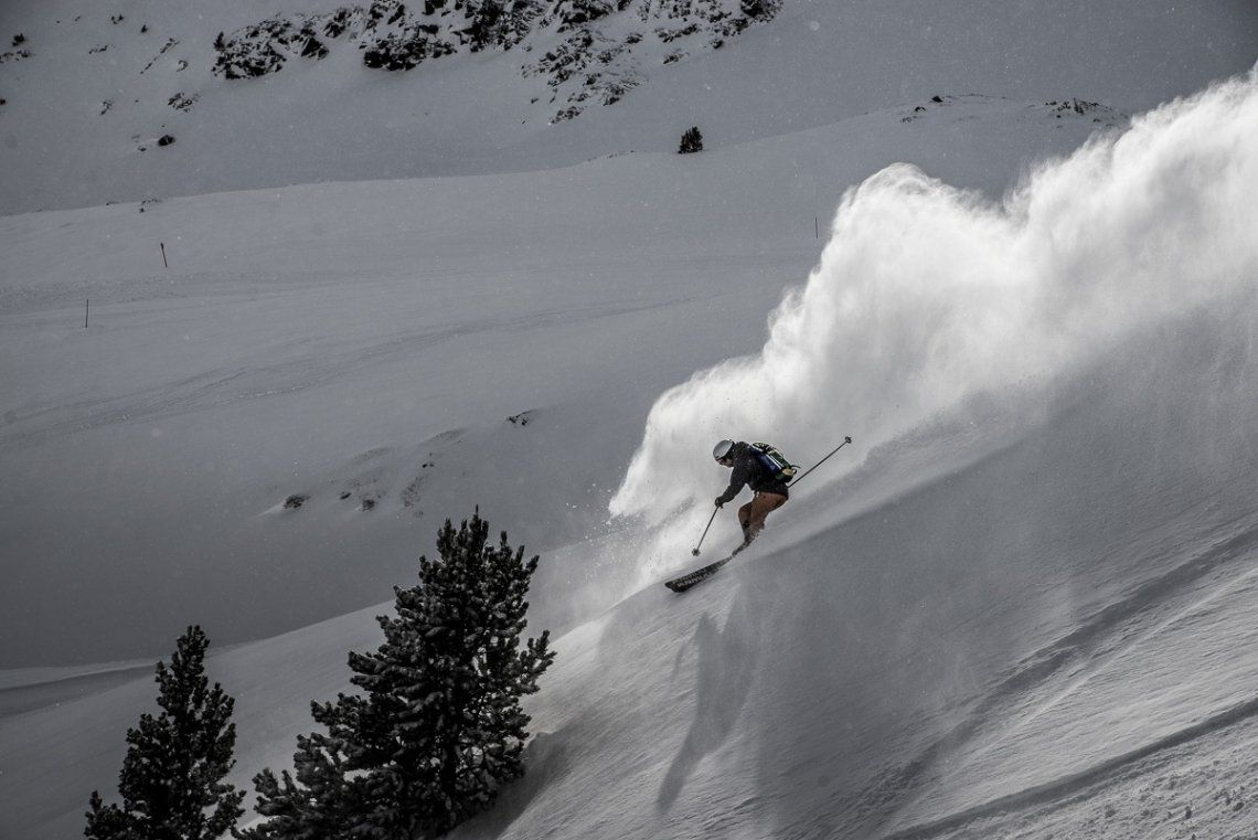 Freerider bei Neuschnee in den Pyrenäen