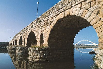 roemische Bruecke Merida im Vordergrund, Lusitania Bruecke im Hintergrund