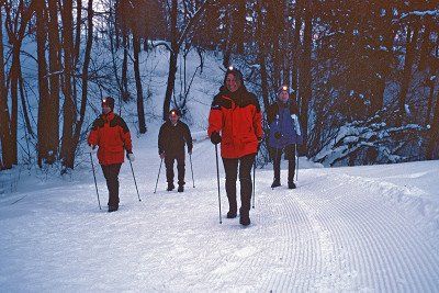 Nachtwanderung mit Stirnlampe im Schnee bei Nesselwang