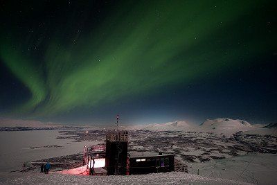 Nordlicht über der Aurora Sky Station in Schweden