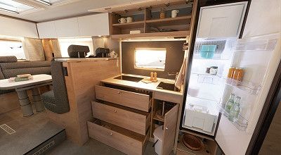Kuechenzeile und Kuehlschrank im Dethleffs Wohnmobil XL A 7822-2