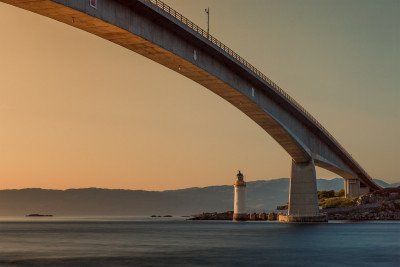 Skye-Bruecke in Schottland bei Sonnenuntergang