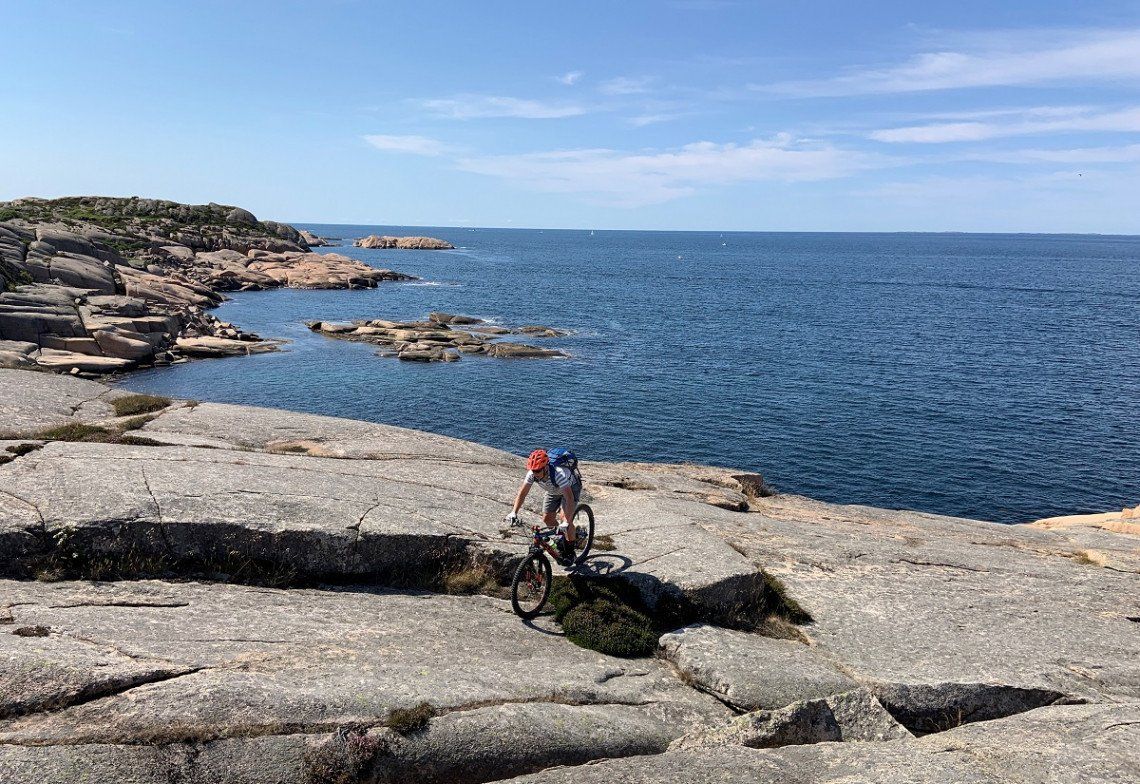 Mit dem Mountainbike über die Felsen von Ramsvik
