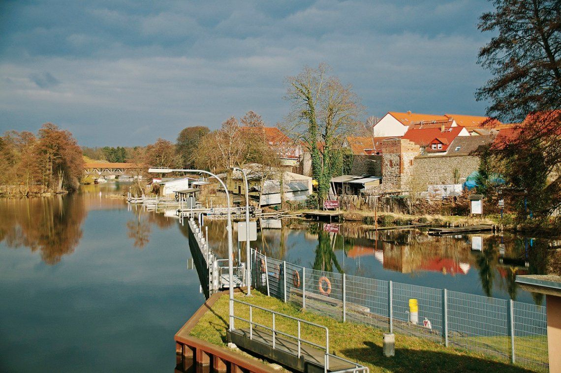 Blick über den See auf die Stadtmauer von Templin
