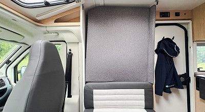 Verkleidung des Easy-Fold-Bettes im Sunlight Wohnmobil V 67 S Adventure