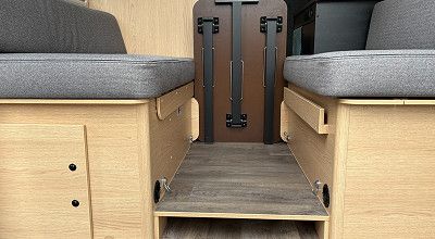 Tisch als Schottwand im Sunlight Campervan Cliff 540 V Vanlife