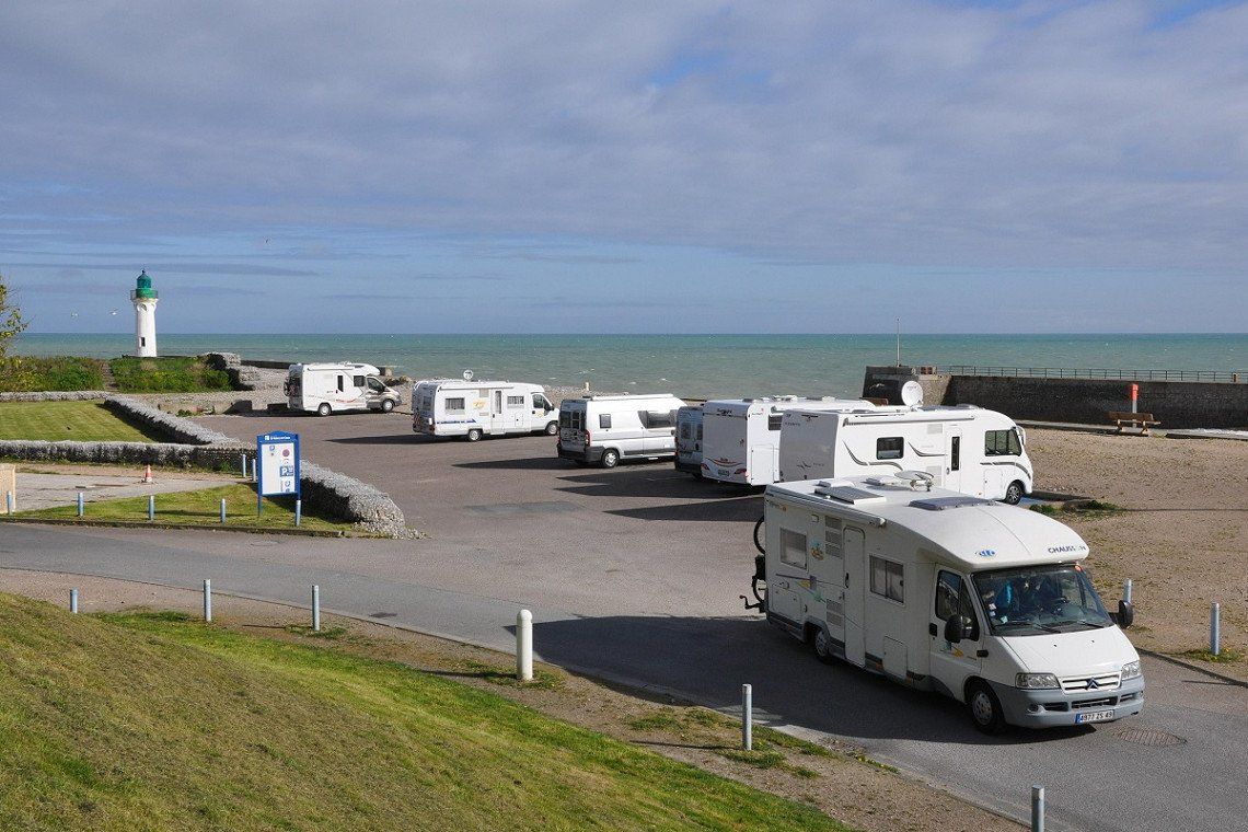 Camperplaats aan zee in St Valery-en-Caux, Normandië