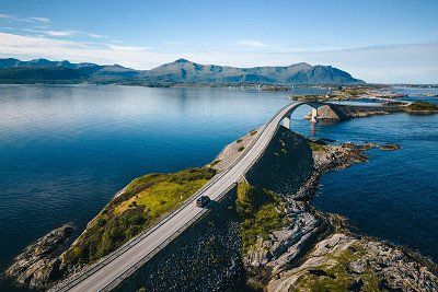 Dethleffs Campervan auf Bruecke in Norwegen