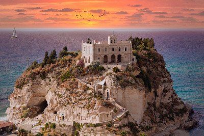 Wallfahrtskirche Santa Maria dell’Isola in Tropea bei Sonnenuntergang