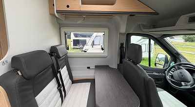 Wohnbereich im Sunlight Campervan Cliff 590 4x4 Greentrek