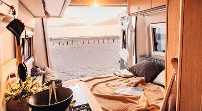 Querheckbett im Sunlight Campervan Cliff 540V Vanlife