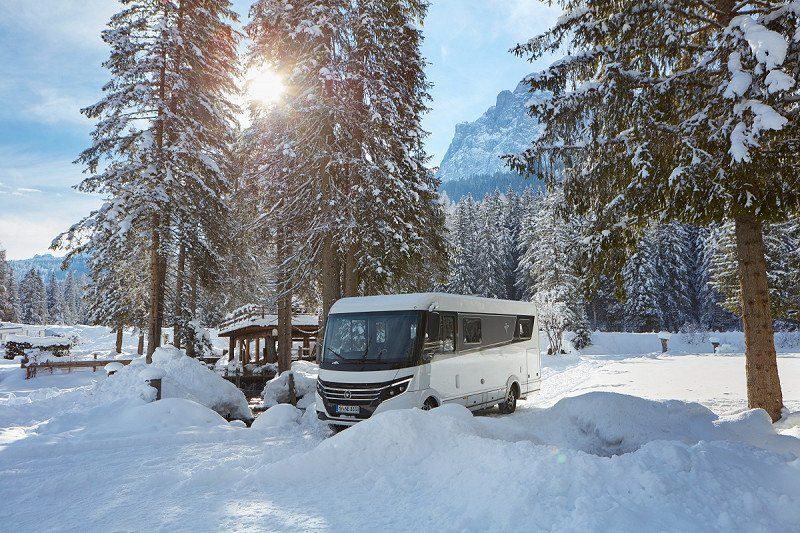 Mit Wohnmobil und Wohnwagen sicher im Winter fahren