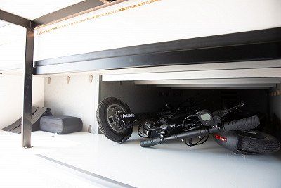 E-Scooter zusammengeklappt im Stauraum eines Dethleffs Wohnwagens