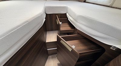 Stauschraenke mit Auszuegen unter dem Heckbett des Laika Wohnmobils Ecovip H 2109