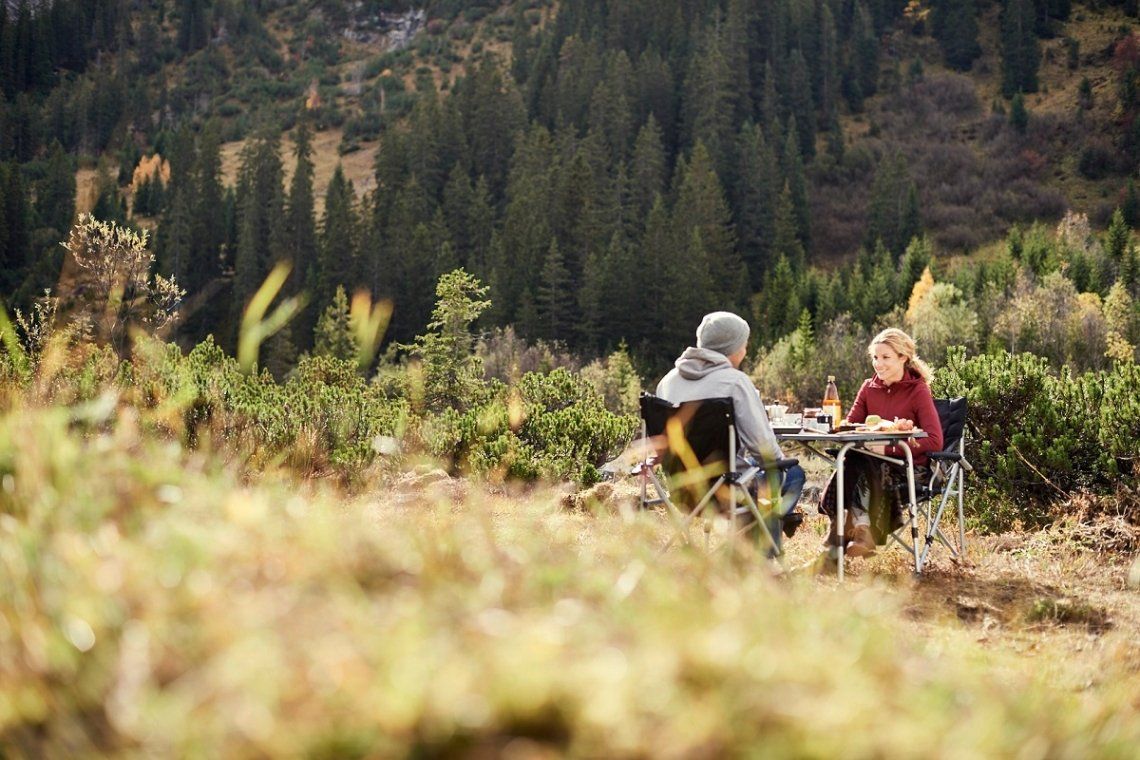 Campingtisch in der Natur auf unebenem Gelände