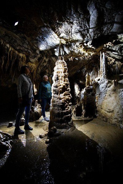 Beeindruckender Stalagmit in der Dechenhoehle  