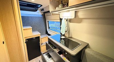 Schubladen und Oberschrank im Kuechenblock des Sunlight Campervans Cliff 540 V Vanlife