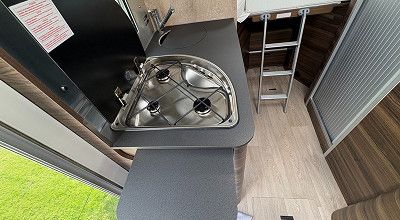 Abklappbare Arbeitsflaeche in der Kuele des Laika Wohnmobils Ecovip H 2109