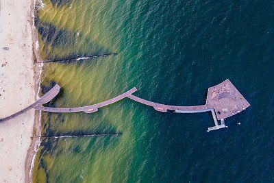 Luftbild der geschwungenen Seebrücke von Koserow