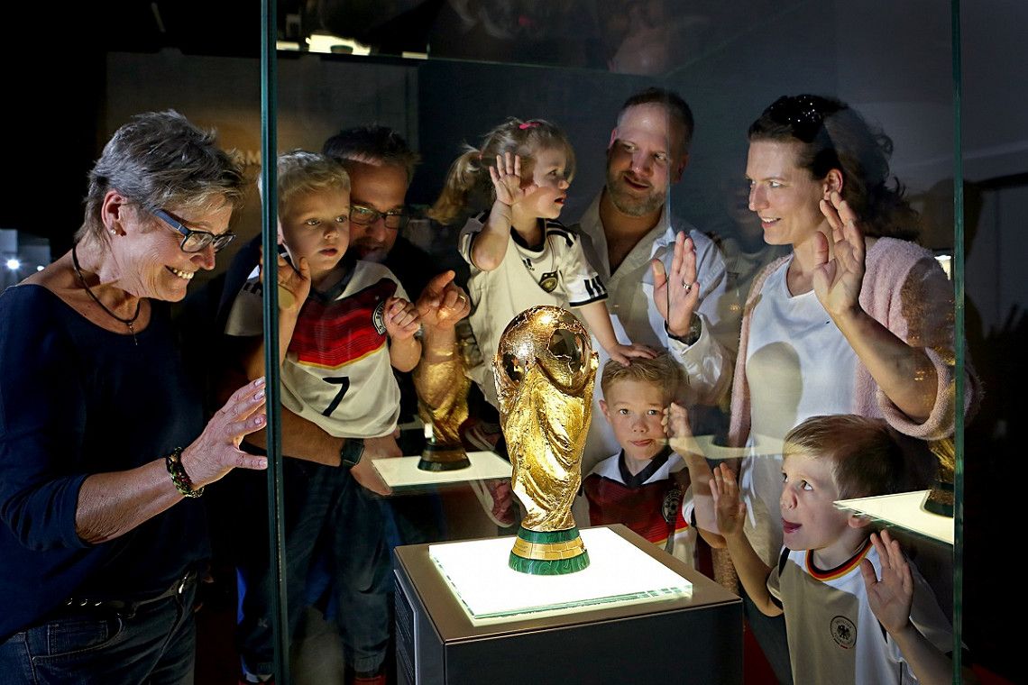 Fußballpokal in Glasvitrine im Deutschen Fussballmuseum
