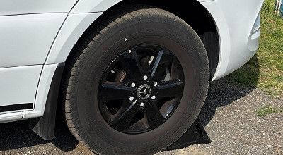 schwarze Leichtmetallfelgen mit Mercedes-Stern am Laika Wohnmobil Kreos L 5009 MB