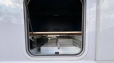 Staufach im durchgehenden Doppelboden des Laika Kreos L 5009 MB