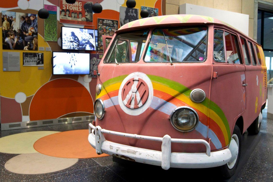 Bunt bemalter Hippie-Bulli im Haus der Geschichte in Bonn