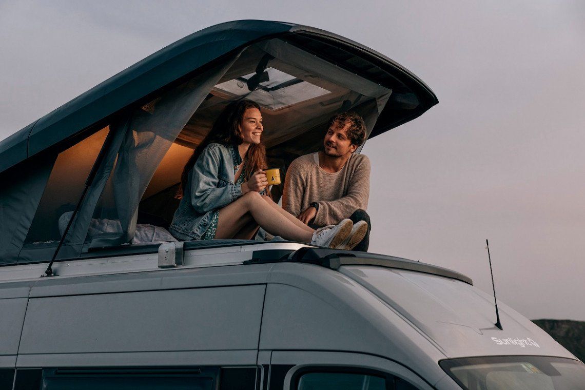 Chillen im Rooftop des Sunlight Campervans Cliff RT Adventure Edition