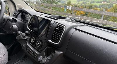 Zenec Naviceiver im Fahrerhaus des Sunlight Campervans Cliff 540 V Vanlife