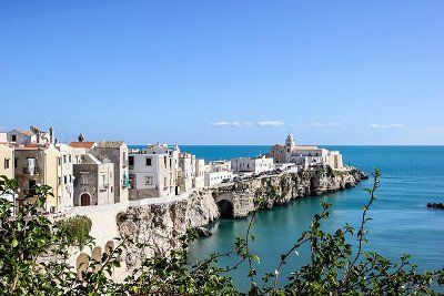 Blick auf die Altstadt von Vieste auf einer Felshalbinsel im Meer