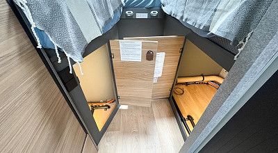 Kleiderschrank unter den Betten des Dethleffs Reisemobils Globebus Performance