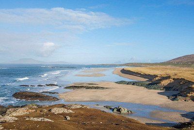 Blick auf den einsamen White Strand an der Westkueste von Irland