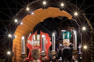 Holzfiguren Lichterengel und Lichterbergmann aus Seiffen
