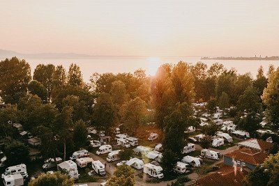 Blick von oben ueber den Camping-Park Lindau und den Bodensee 