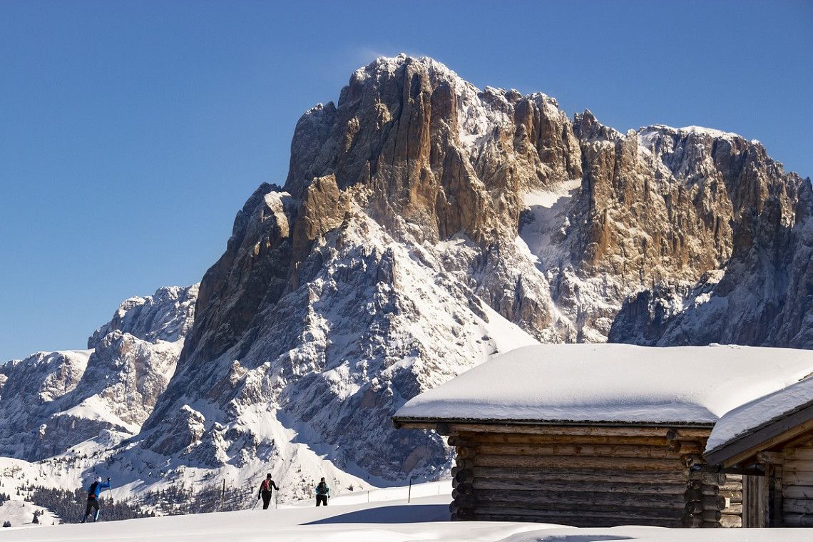 Winterwanderer in der Region Seiser Alm in den Dolomiten