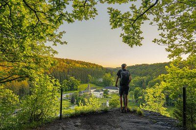 Wanderer in Guttland am Aussichtspunkt Marienthal