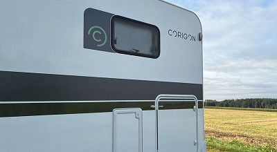 Corigon Logo im Aussendesign rund um Rahmenfenster 